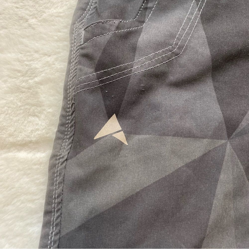 Altura Gray Tone Geo Design Shorts Size Medium - Picture 8 of 13